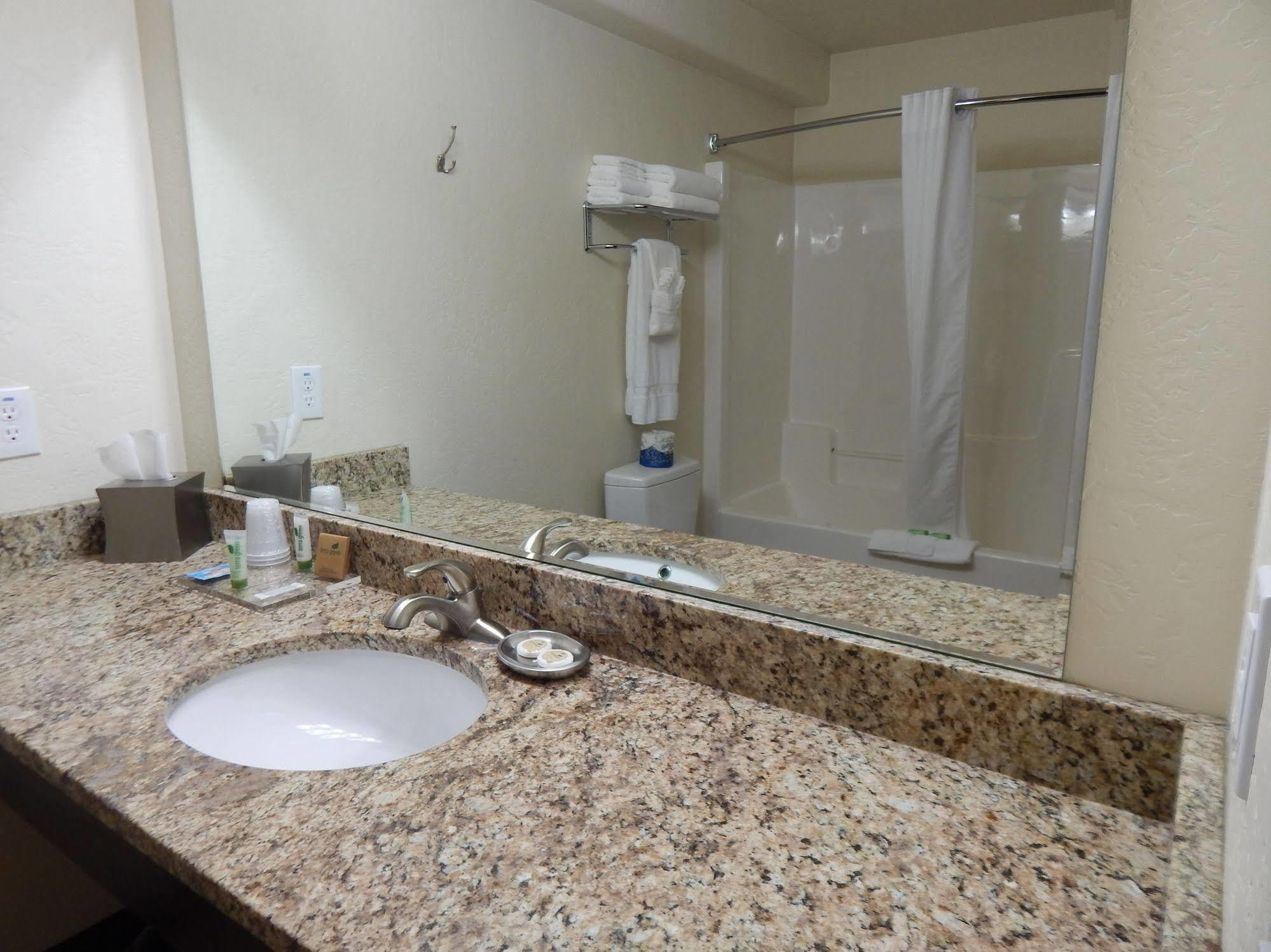 Winterton Suites Williston Zewnętrze zdjęcie