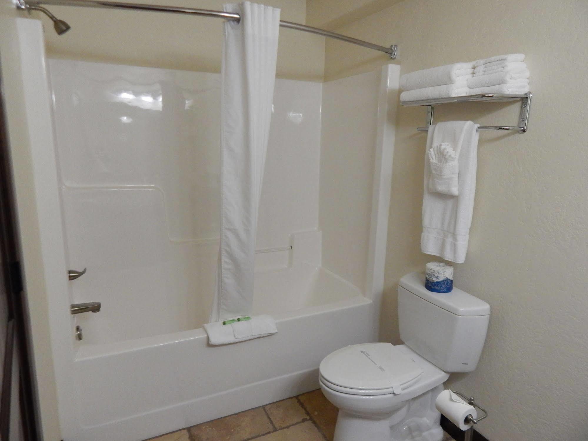 Winterton Suites Williston Zewnętrze zdjęcie